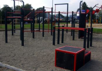 Park z boxami i poręczami do ćwiczeń